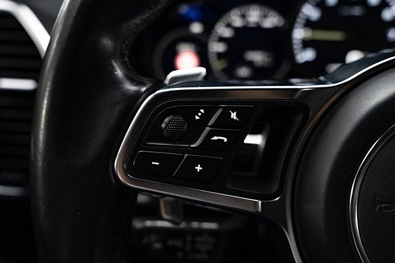 Porsche Cayenne 29 of 30