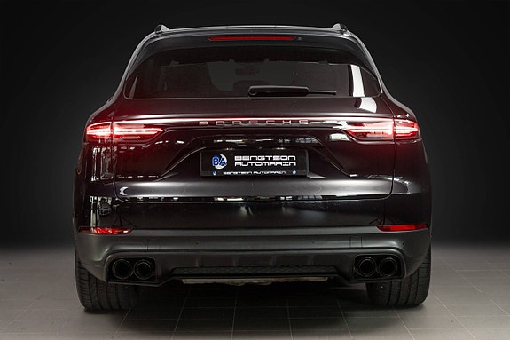Porsche Cayenne 3 of 30