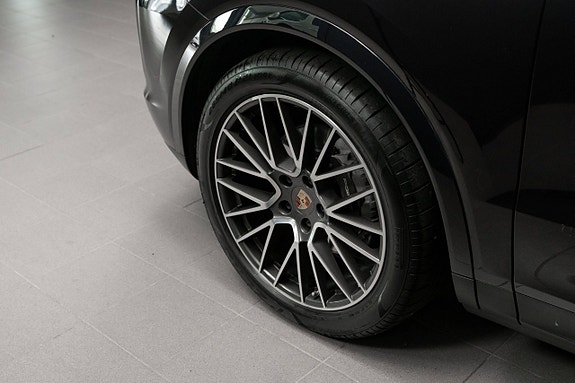Porsche Cayenne 13 of 30