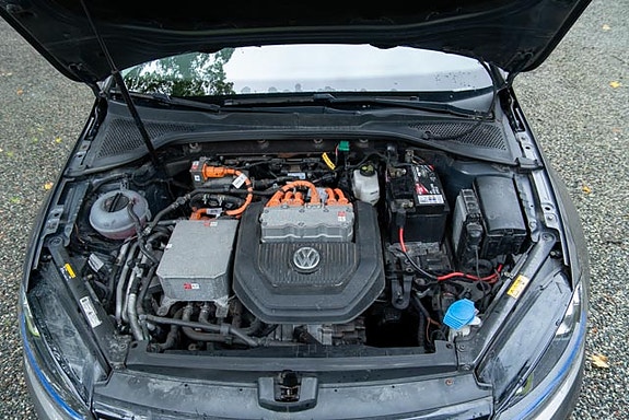 Volkswagen e-Golf VII 28 of 30