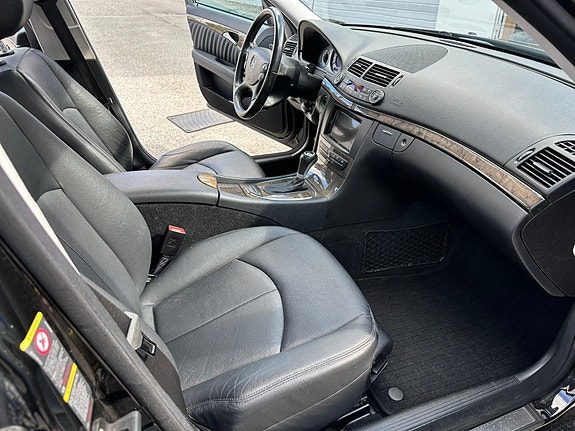 Mercedes-Benz E280 16 of 24