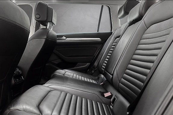 Volkswagen Passat Alltrack 10 of 13