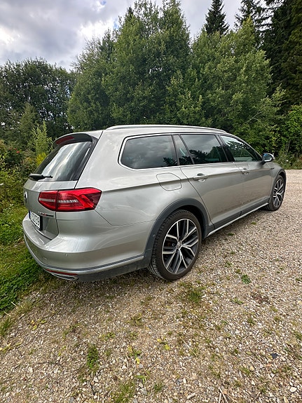 Volkswagen Passat Alltrack 2 of 13