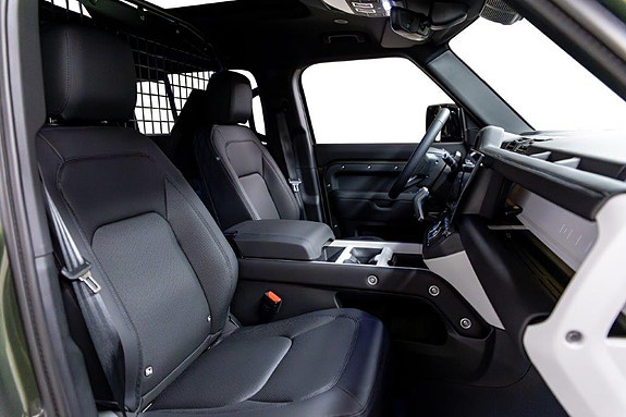 Land Rover Defender 110 24 of 30