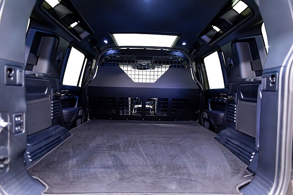 Land Rover Defender 110 13 of 30