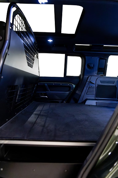 Land Rover Defender 110 4 of 30