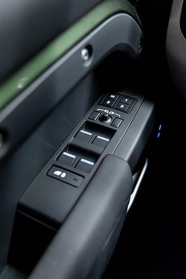 Land Rover Defender 110 23 of 30