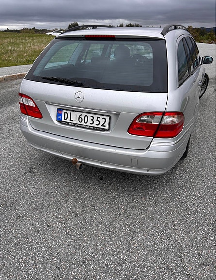 Mercedes-Benz E200 4 of 6