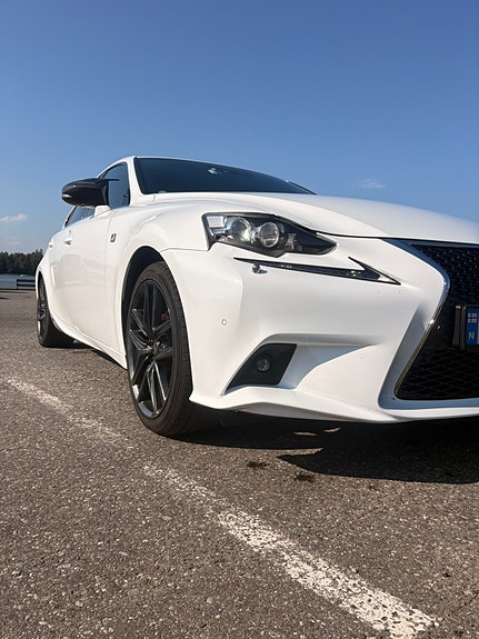 Lexus IS300h 2 of 30