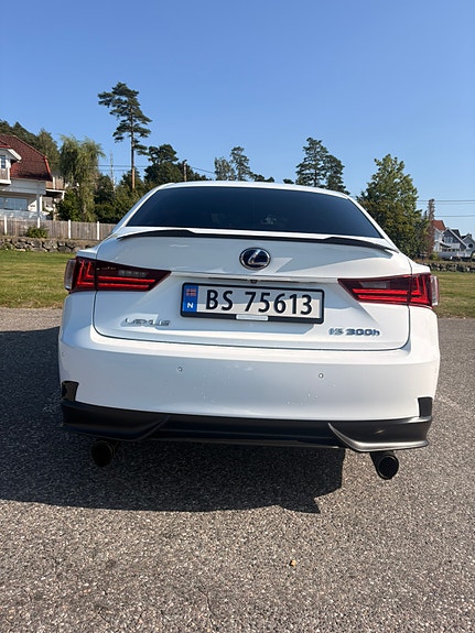 Lexus IS300h 7 of 30
