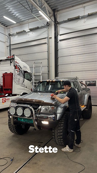 Toyota HiLux 2 of 18