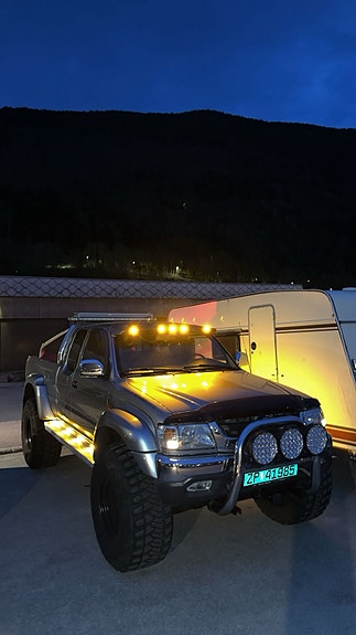 Toyota HiLux 4 of 18