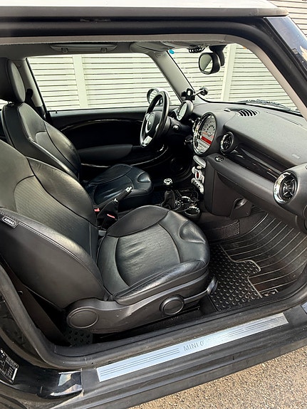 MINI Cooper 11 of 19