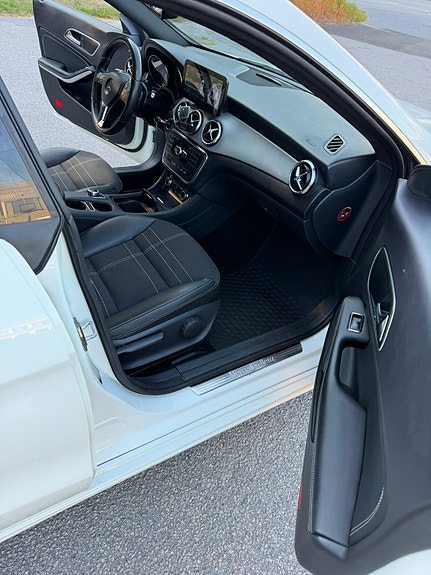 Mercedes-Benz CLA180 14 of 24