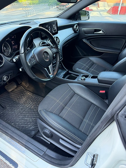 Mercedes-Benz CLA180 8 of 24