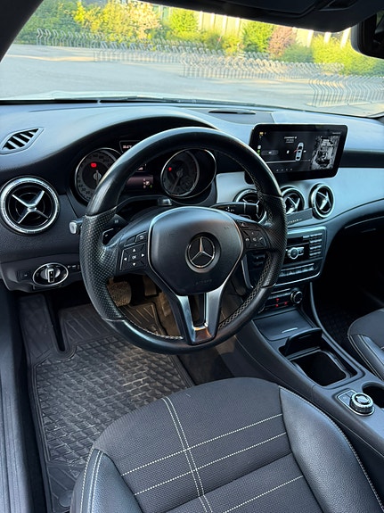 Mercedes-Benz CLA180 9 of 24