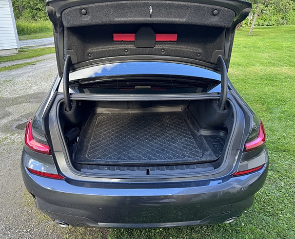 BMW 330e 8 of 11