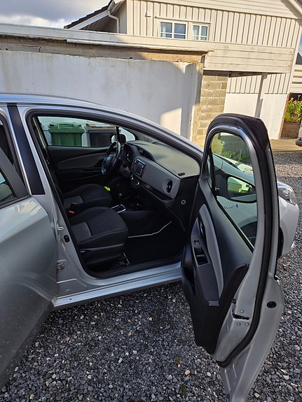 Toyota Yaris 11 of 23
