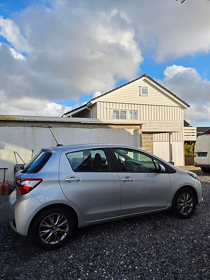 Toyota Yaris 4 of 23