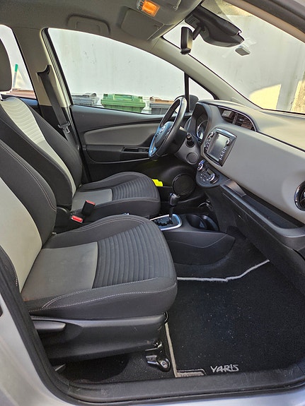 Toyota Yaris 12 of 23