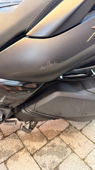 Yamaha X-Max 300 6 of 11