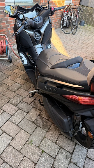 Yamaha X-Max 300 8 of 11