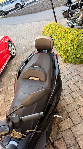 Yamaha X-Max 300 2 of 11