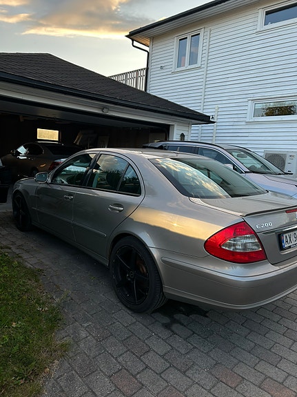 Mercedes-Benz E200 d 3 of 17
