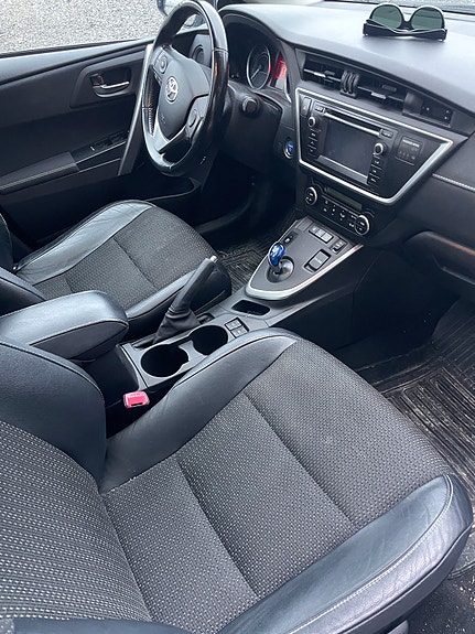 Toyota Auris 2 of 3