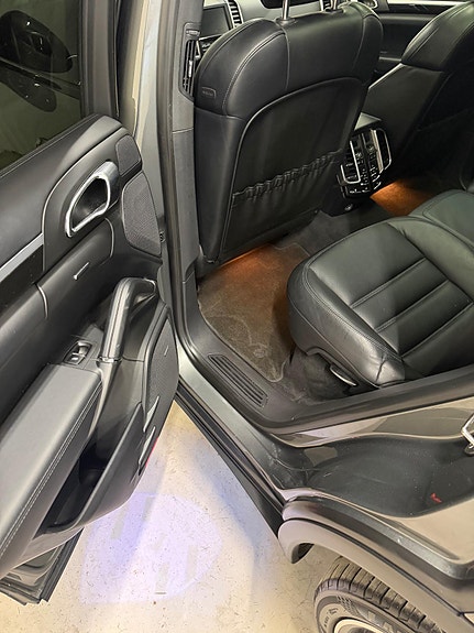 Porsche Cayenne 13 of 28