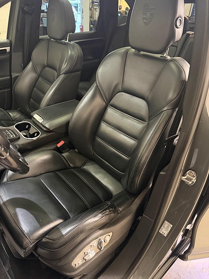 Porsche Cayenne 9 of 28