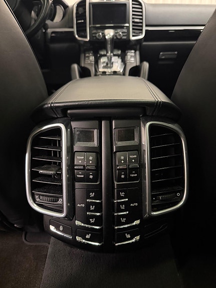 Porsche Cayenne 16 of 28