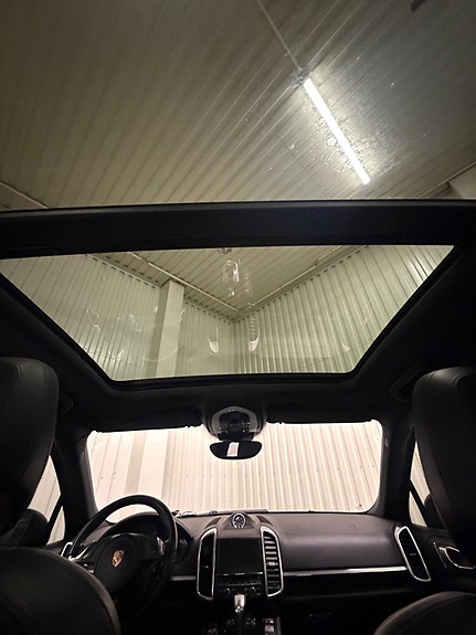 Porsche Cayenne 14 of 28