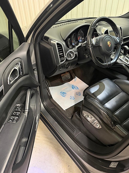 Porsche Cayenne 10 of 28