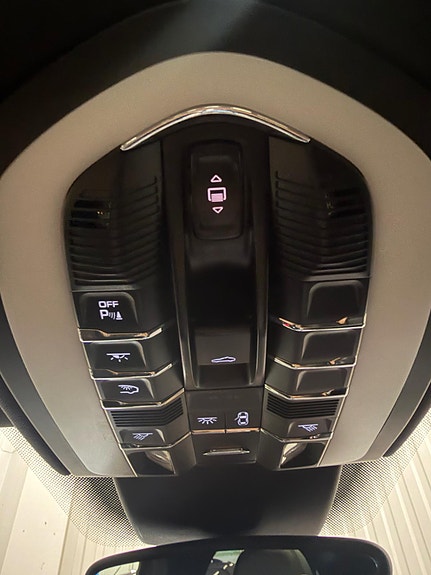 Porsche Cayenne 15 of 28