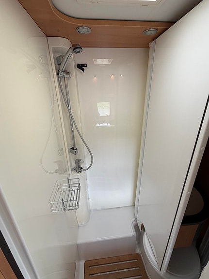 Dethleffs Globebus Compact med 2 enkle senger, stort bagasjerom, egen dusj+++ 19 of 25