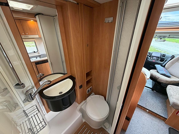 Dethleffs Globebus Compact med 2 enkle senger, stort bagasjerom, egen dusj+++ 16 of 25