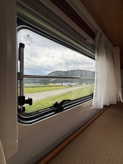 Dethleffs Globebus Compact med 2 enkle senger, stort bagasjerom, egen dusj+++ 15 of 25