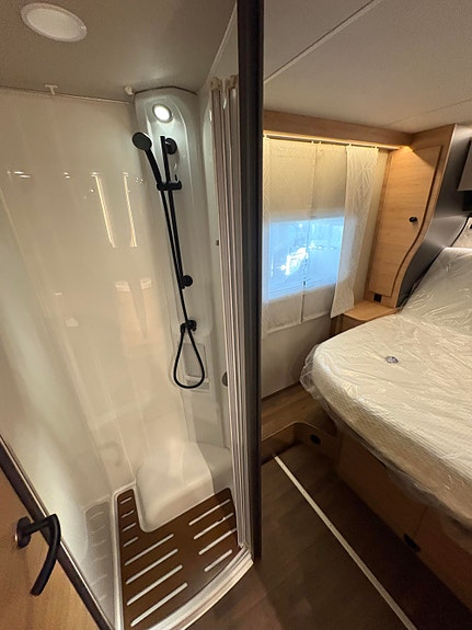 Knaus LIVE WAVE 700 DX PLATINUM SELECTION / DIESEL TRUMA / 8 G GIRKASSE / LUFT FJERING BAK !! 24 of 30
