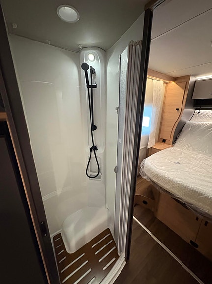 Knaus LIVE WAVE 700 DX PLATINUM SELECTION / DIESEL TRUMA / 8 G GIRKASSE / LUFT FJERING BAK !! 20 of 30