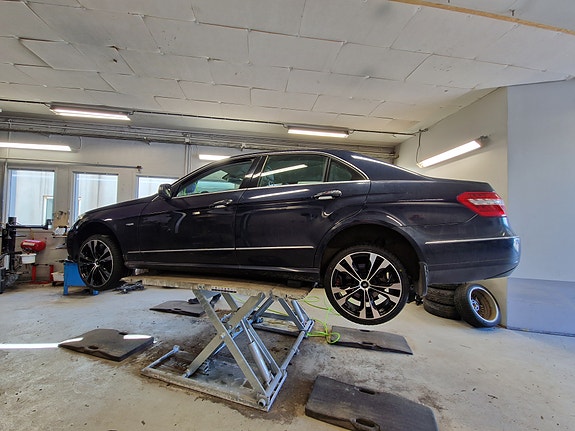 Mercedes-Benz E220 d 3 of 6