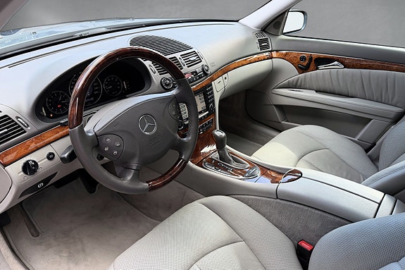 Mercedes-Benz E500 21 of 30
