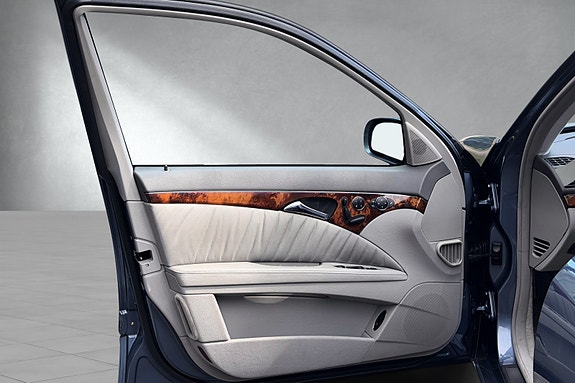 Mercedes-Benz E500 16 of 30