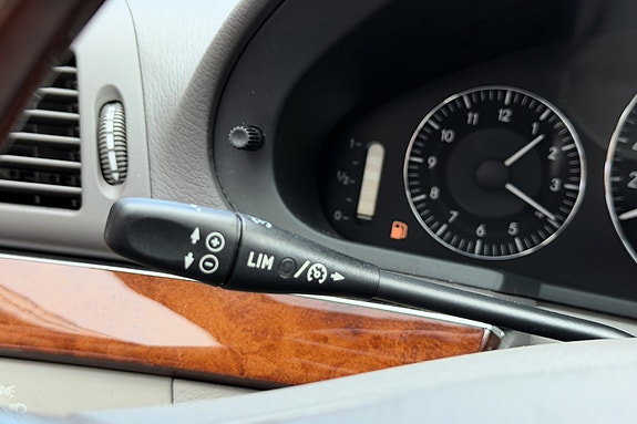 Mercedes-Benz E500 24 of 30