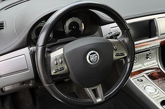 Jaguar XF 16 of 30