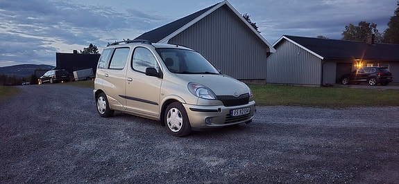 Toyota Yaris Verso 2 of 8