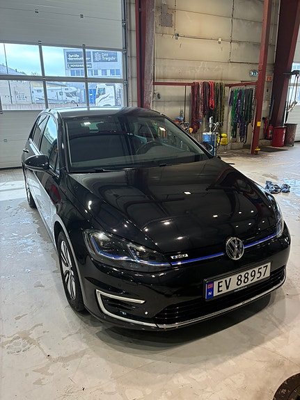 Volkswagen e-Golf VII 4 of 15