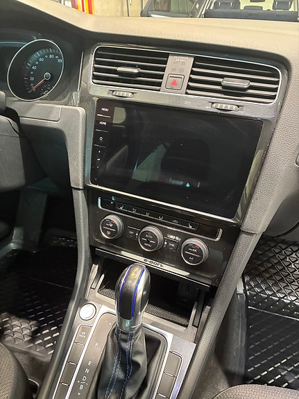 Volkswagen e-Golf VII 6 of 15