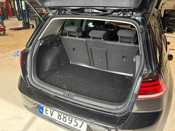 Volkswagen e-Golf VII 12 of 15