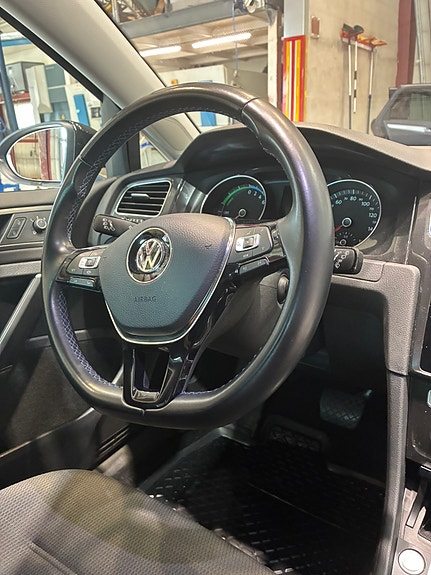 Volkswagen e-Golf VII 8 of 15